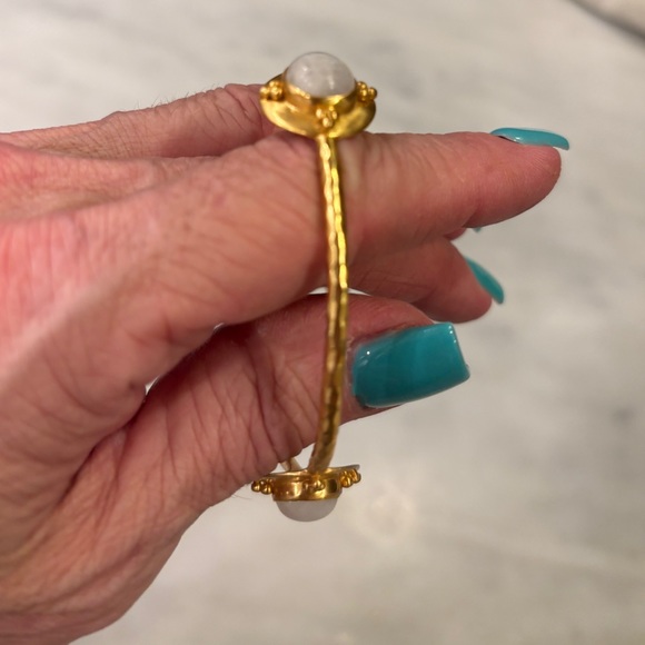 Julie Vos Pearl/White Iridescent Three Stone Bracelet EUC Size M - Picture 9 of 12